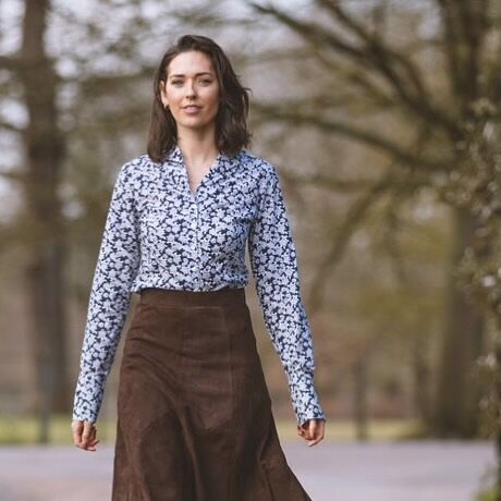 Always enjoy the change of seasons and  springtime in particular. 

Time for a cotton shirt. The lovely navy white  flower shirt is made of a light cotton voile. 

#perfectshirt #cottonvoile #purecotton #springtime #feminine #annalascata #suede #skirt