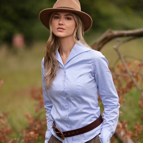 What is your favourite shirt?  The tulip shirt is made of 100% easy care cotton, with a subtle herringbone structure. 
Available in sizes 34-48, in 3 colours. 

#perfectshirt #cotton #herringbone #easycare #countryclassics #annalascata #annalascatainthecountry #lifestylephotography